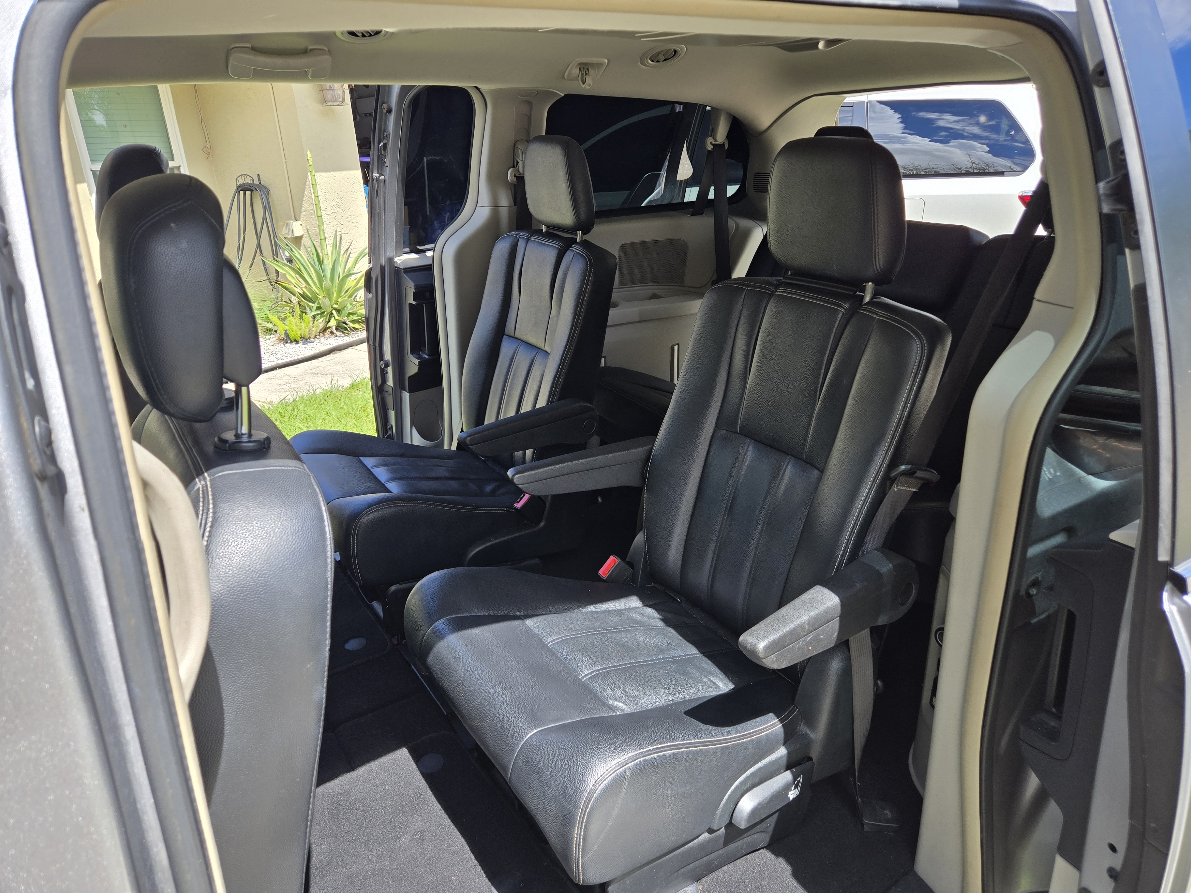 Used 2016 Chrysler Town & Country Touring FWD image 18