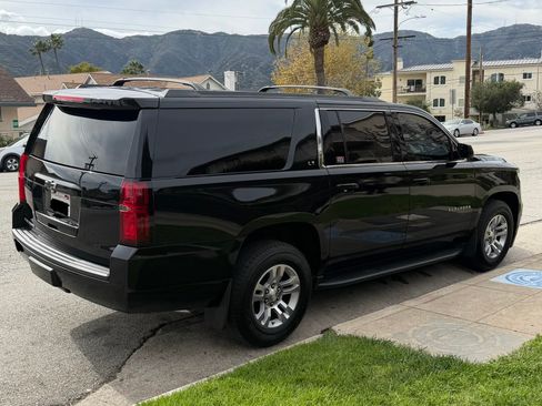 Used 2020 Chevrolet Suburban LT image 4