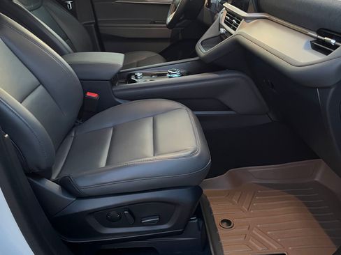 Used 2025 Ford Explorer Active w/ Active Comfort Package image 9