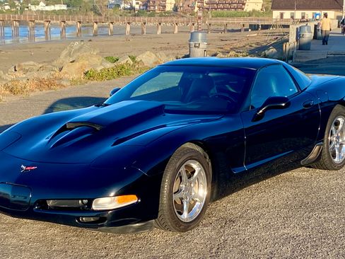 Used 2000 Chevrolet Corvette Coupe w/ Memory Pkg RWD image 2