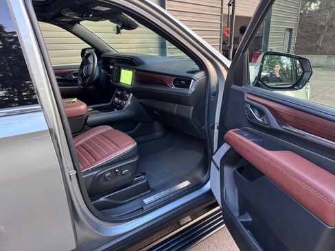 Used 2023 GMC Yukon XL Denali Ultimate image 11