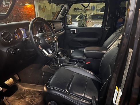 Used 2018 Jeep Wrangler Unlimited Sahara image 10