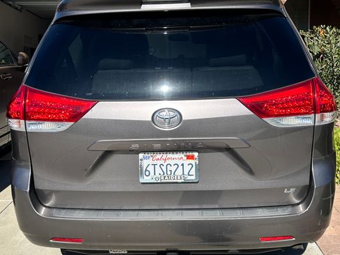 Used 2011 Toyota Sienna LE w/ Towing Pkg FWD image 2