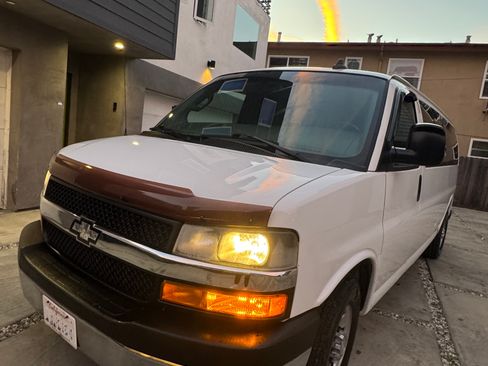 Used 2017 Chevrolet Express 3500 LT w/ LT Preferred Equipment Group image 6