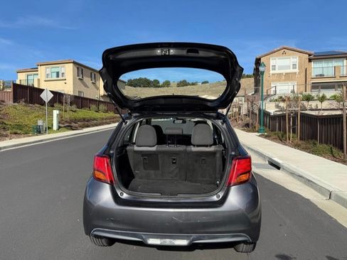 Used 2017 Toyota Yaris L w/ Carpet Mat Package FWD image 5