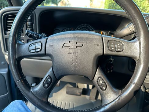 Used 2006 Chevrolet Silverado 2500 LT w/ Heavy-Duty Power Package image 9