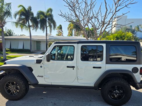 Used 2024 Jeep Wrangler Unlimited image 5