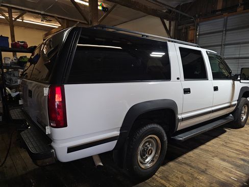 Used 1999 Chevrolet Suburban 2500 w/ Preferred Equipment Group 2 image 11