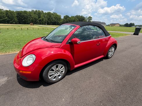 Used 2010 Volkswagen Beetle Convertible FWD image 2