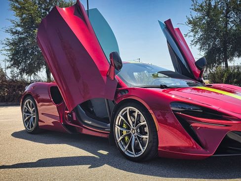 Used 2024 McLaren Artura RWD image 1