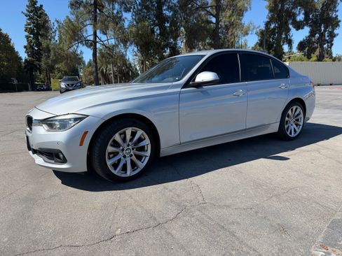 Used 2018 BMW 320i Sedan RWD image 1