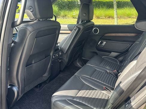 Used 2020 Land Rover Discovery HSE image 10