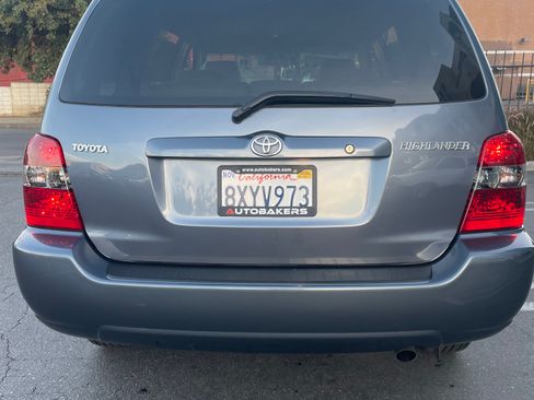 Used 2005 Toyota Highlander 2WD w/ 3rd Row image 5