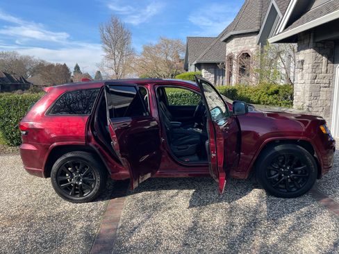 Used 2019 Jeep Grand Cherokee Altitude image 2