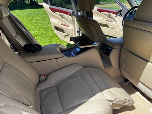 Used 2007 Lexus LS 460 L RWD image 2
