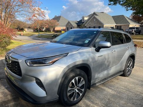 Used 2021 Toyota Highlander XLE image 1