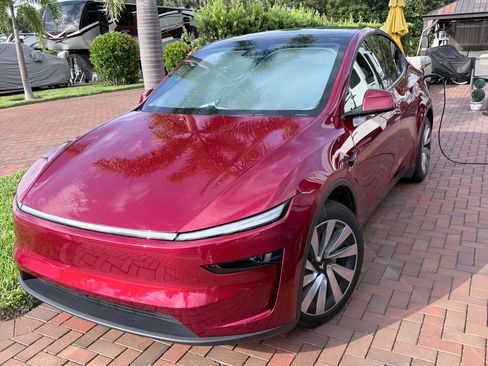 Used 2026 Tesla Model Y Long Range RWD image 2