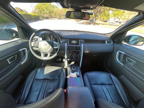 Used 2018 Land Rover Discovery Sport SE image 11