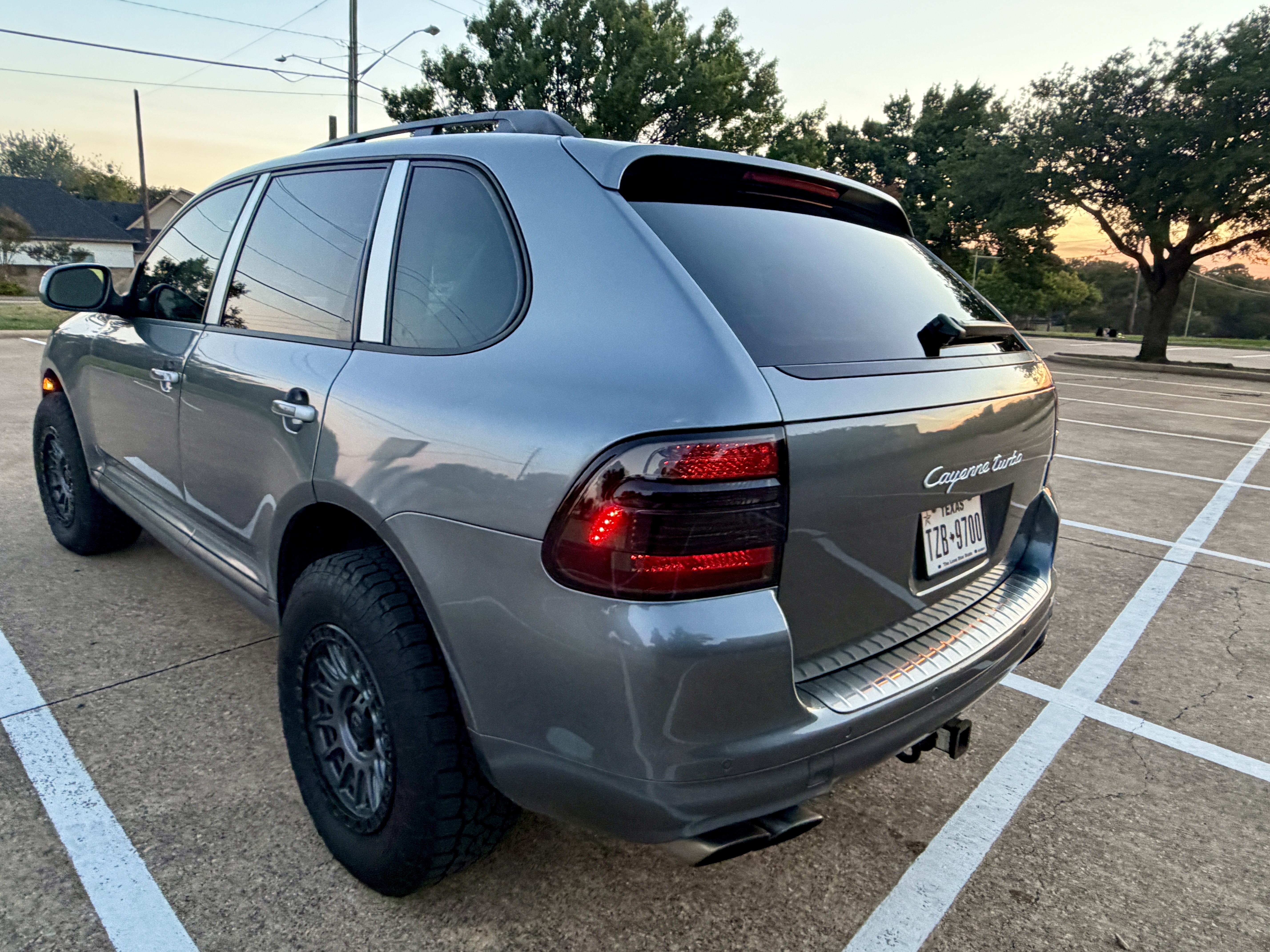 Used 2005 Porsche Cayenne Turbo AWD/4WD image 2