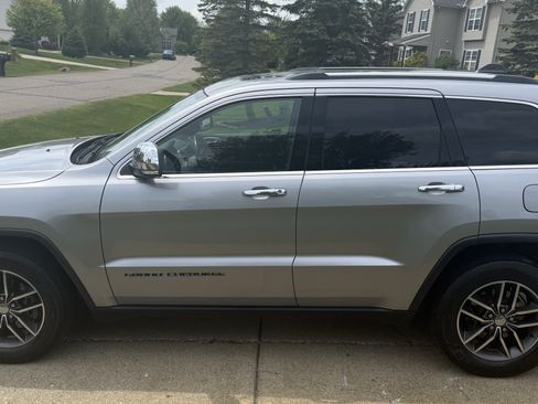 Used 2018 Jeep Grand Cherokee Limited w/ Luxury Group II AWD/4WD image 2