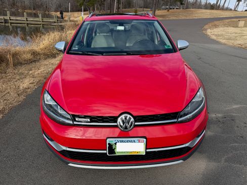 Used 2018 Volkswagen Golf Alltrack SE image 2