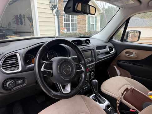 Used 2016 Jeep Renegade Latitude w/ Popular Equipment Group image 5