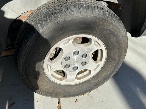 Used 2004 Chevrolet Suburban LS RWD image 16