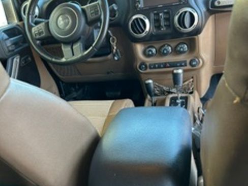 Used 2012 Jeep Wrangler Unlimited Rubicon w/ Connectivity Group AWD/4WD image 17