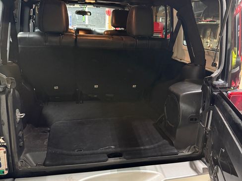 Used 2012 Jeep Wrangler Unlimited Sahara image 9