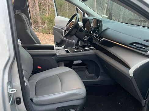 Used 2022 Toyota Sienna XLE FWD image 13