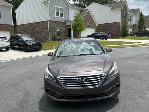 Used 2017 Hyundai Sonata SE FWD image 2