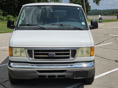 Used 2005 Ford E-150 and Econoline 150 Wagon RWD image 2