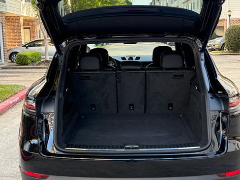 Used 2019 Porsche Cayenne Sport Utility 4D image 4