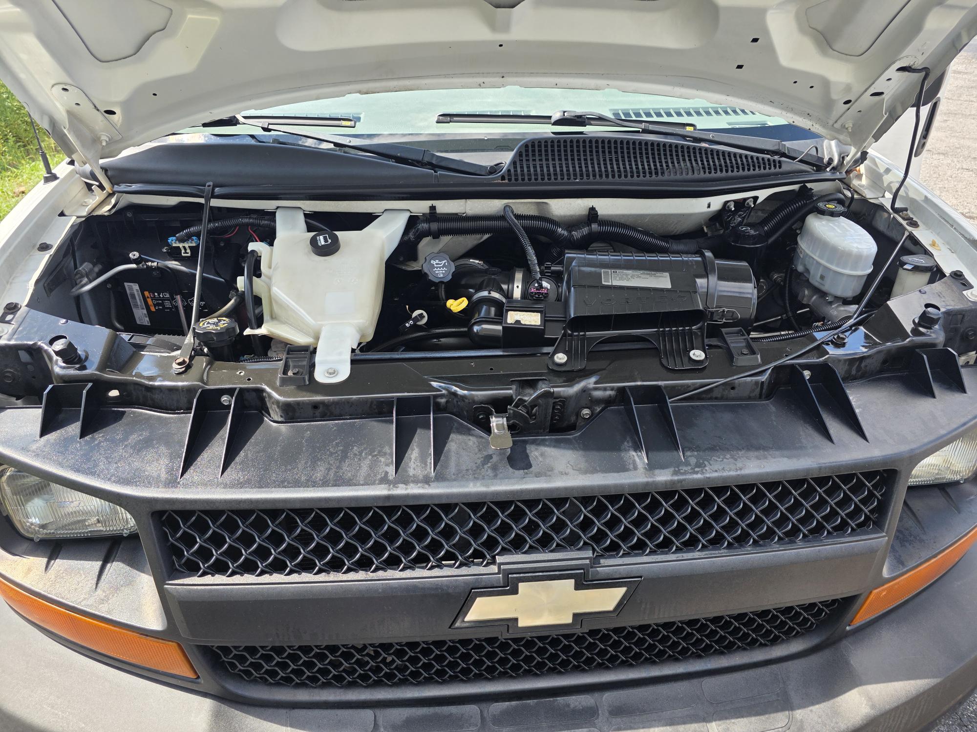 Used 2011 Chevrolet Express 2500 Extended RWD image 8
