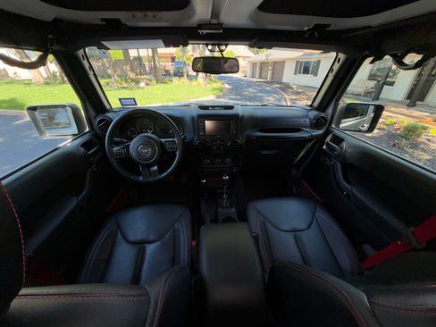 Used 2017 Jeep Wrangler Unlimited Rubicon AWD/4WD image 12