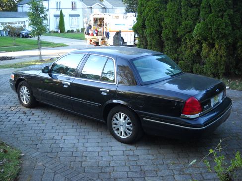 Used 2003 Ford Crown Victoria LX image 1