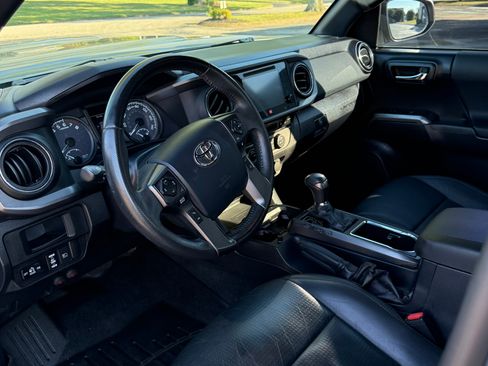 Used 2019 Toyota Tacoma TRD Off-Road image 5
