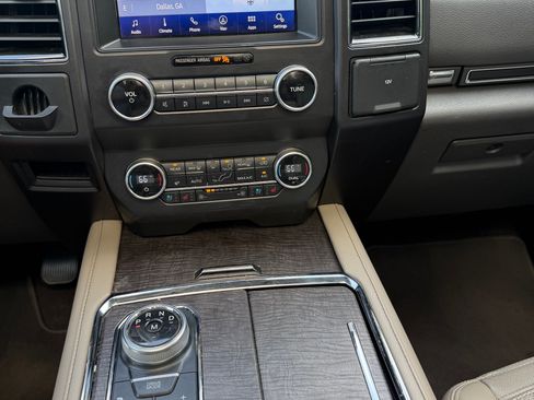 Used 2020 Ford Expedition Max Limited RWD image 16