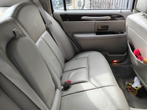 Used 2009 Lincoln Town Car Signature Limited image 12