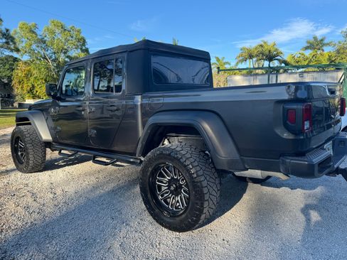Used 2021 Jeep Gladiator Sport image 4