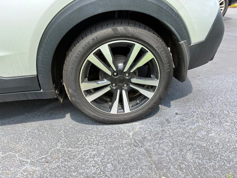 Used 2019 Nissan Kicks SR w/ SR Premium Package FWD image 6