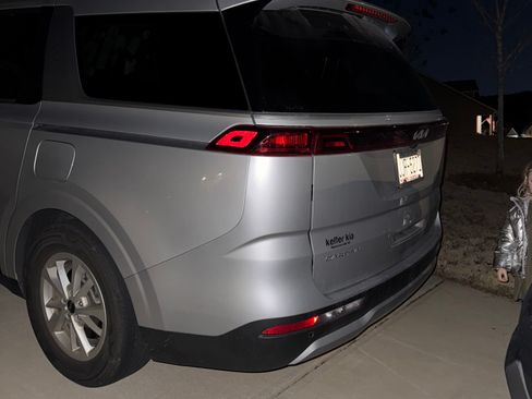 Used 2023 Kia Carnival LX image 4