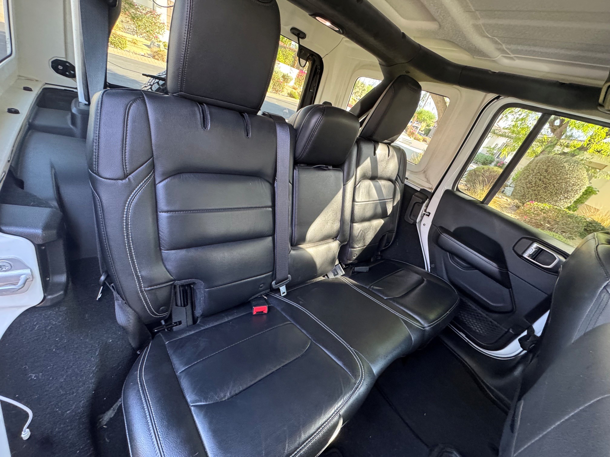 Used 2018 Jeep Wrangler Unlimited Sahara AWD/4WD image 12