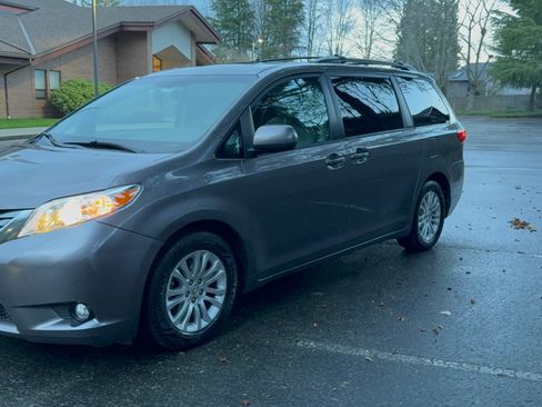 Used 2016 Toyota Sienna XLE Premium image 10