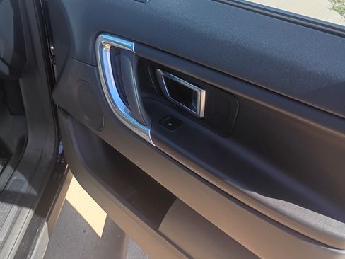 Used 2018 Land Rover Discovery Sport SE image 12