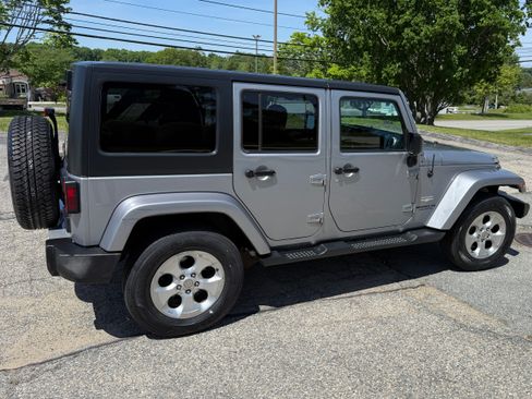 Used 2014 Jeep Wrangler Unlimited Sahara w/ Dual Top Group AWD/4WD image 12