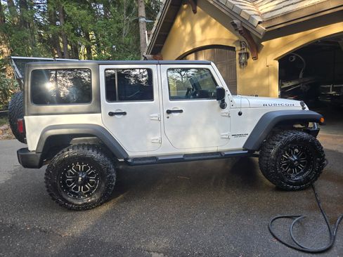 Used 2015 Jeep Wrangler Unlimited Rubicon w/ Connectivity Group AWD/4WD image 20