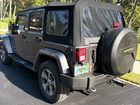 Used 2016 Jeep Wrangler Unlimited Sahara AWD/4WD image 13
