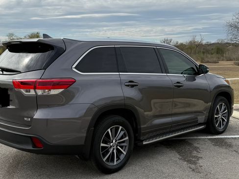 Used 2018 Toyota Highlander XLE image 2