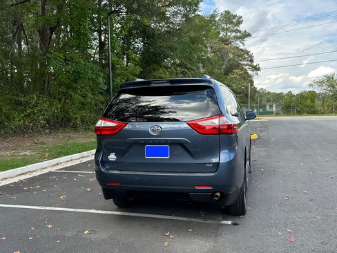 Used 2017 Toyota Sienna XLE image 5